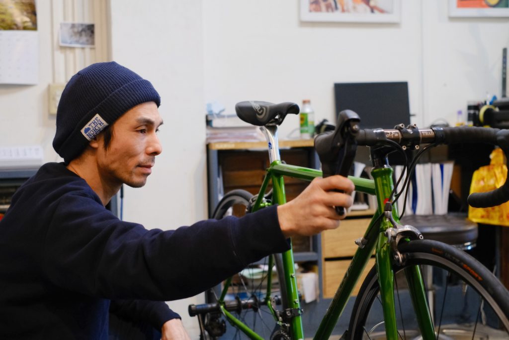 PLAIN OLD CYCLE STORE オーナーの小林直人さんの写真