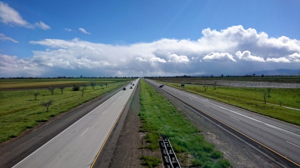 アメリカの高速道路を撮影した写真