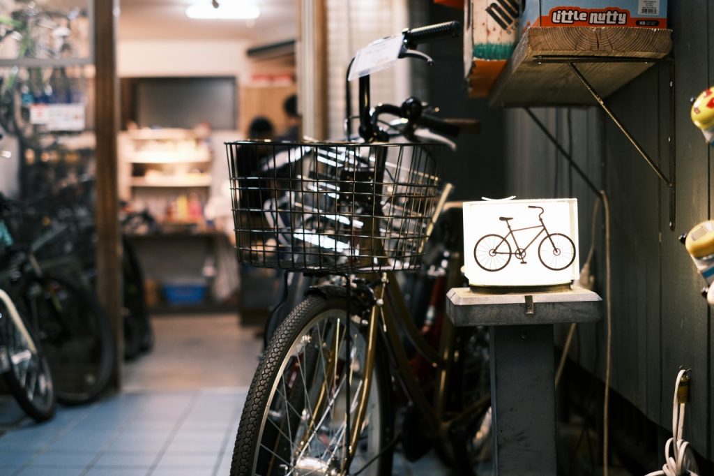 『PLAIN OLD CYCLE STORE』の店頭に飾られたオブジェの写真