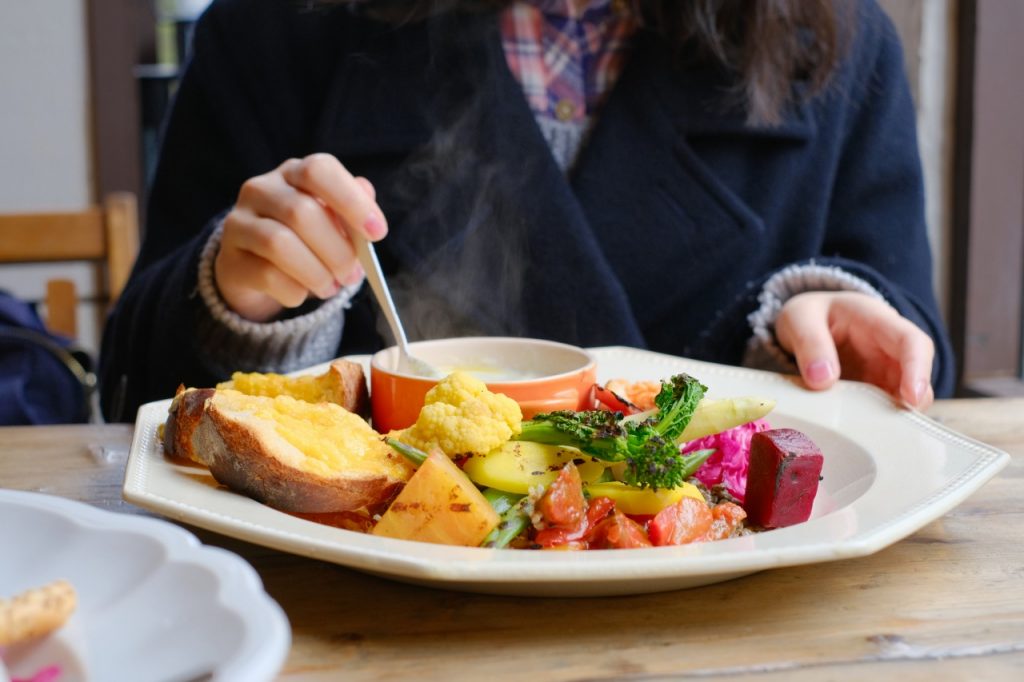 ベジタリアンデリプレートを食べている写真