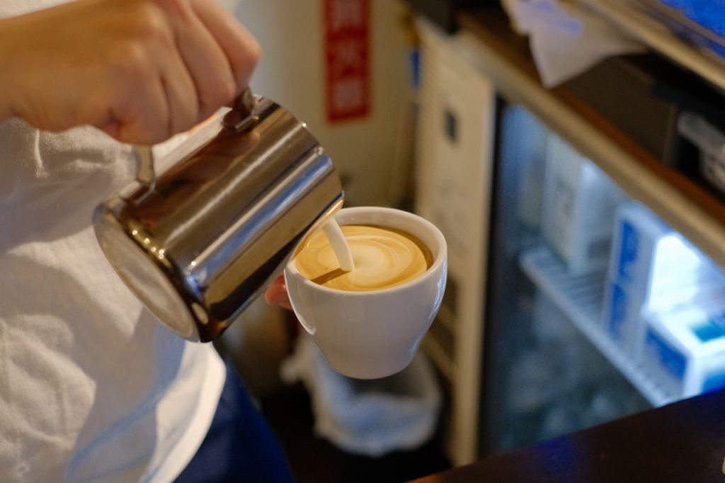 カフェラテを作っている写真