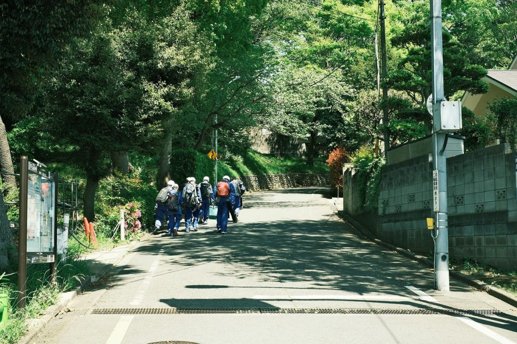 練習帰りの野球少年たちを写した写真