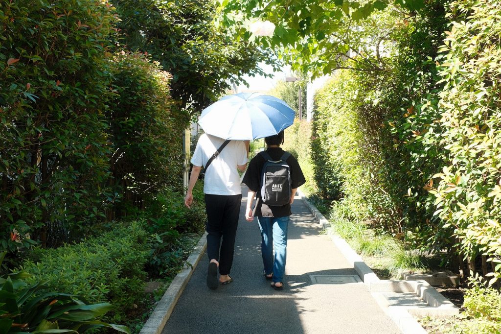 歩くカップルの後ろ姿の写真