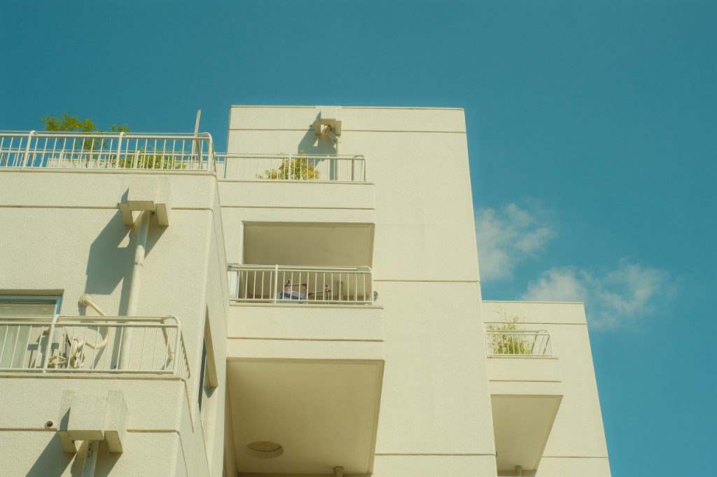 マンションと青空の写真