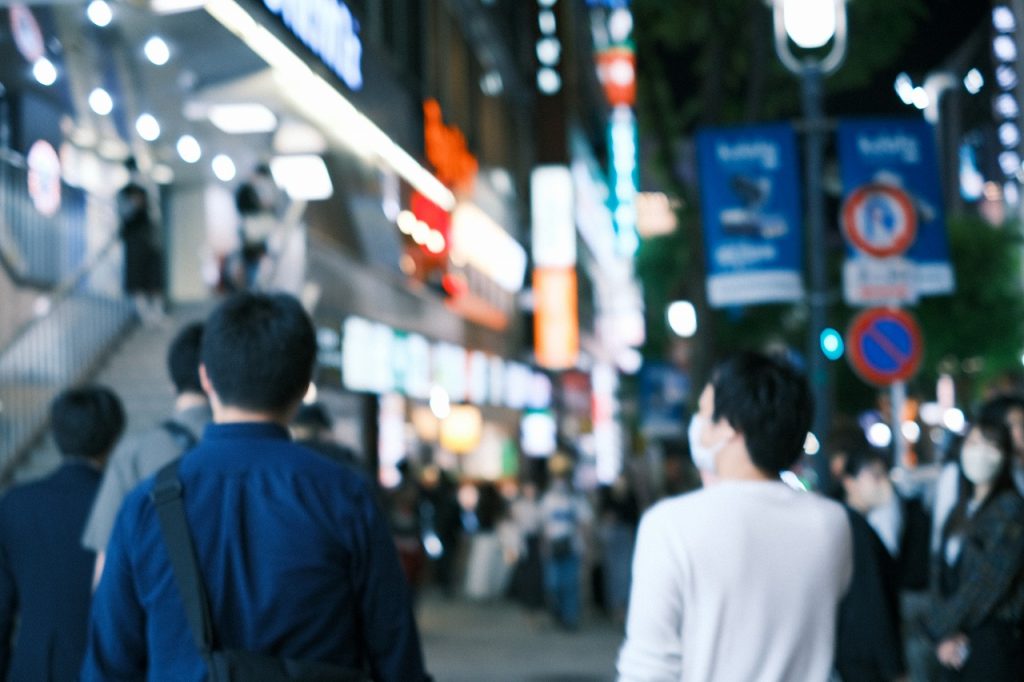 街を歩く人の写真