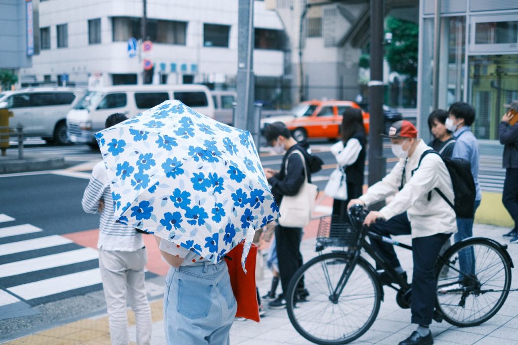 傘を持つ女性の写真