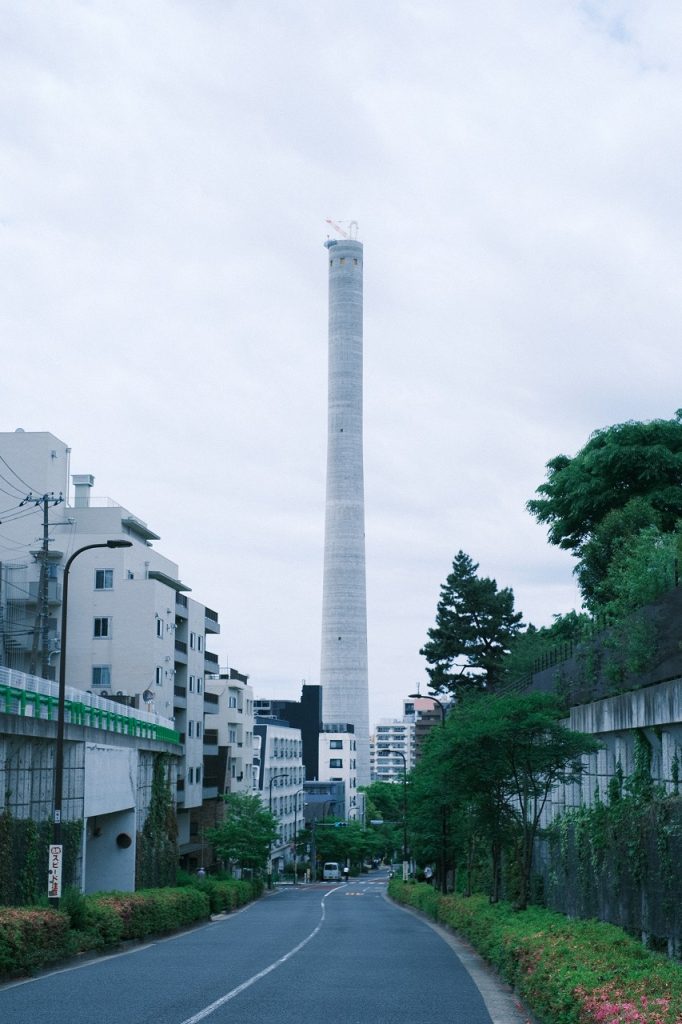 清掃工場の煙突の全体を写した写真