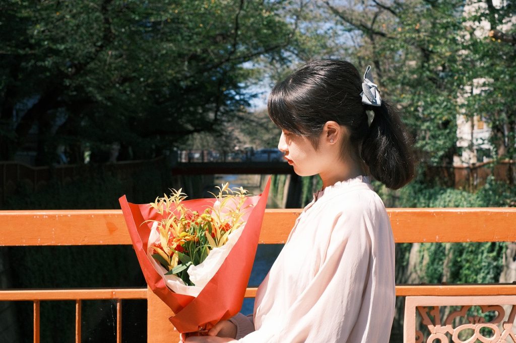 花束を持った女性の写真