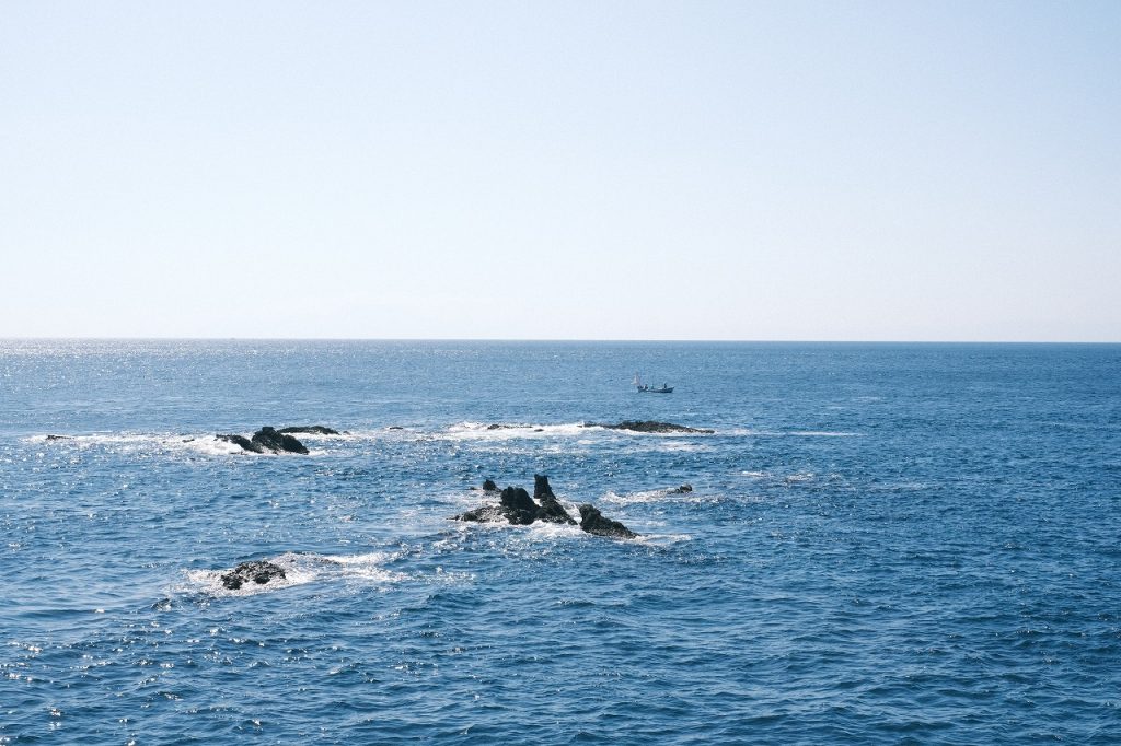 遥か彼方に続く海の写真